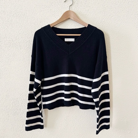 NWT Abercrombie & Fitch Merino Wool Blend Striped B&W Sweater S - Picture 2 of 3